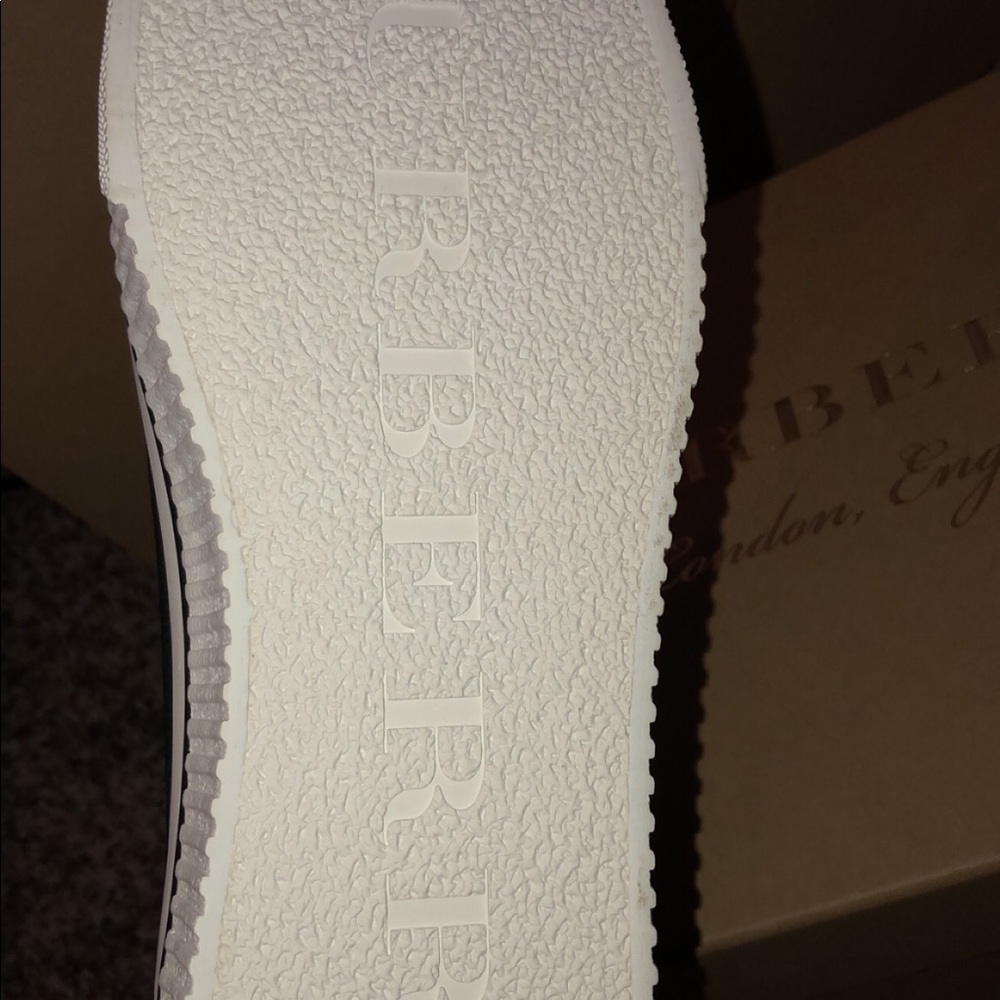 Selling my new Burberry sneakers never been worn - Picture 5 of 6